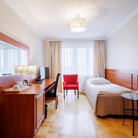 Hotel Cristal Park Tarnow Bagian luar foto