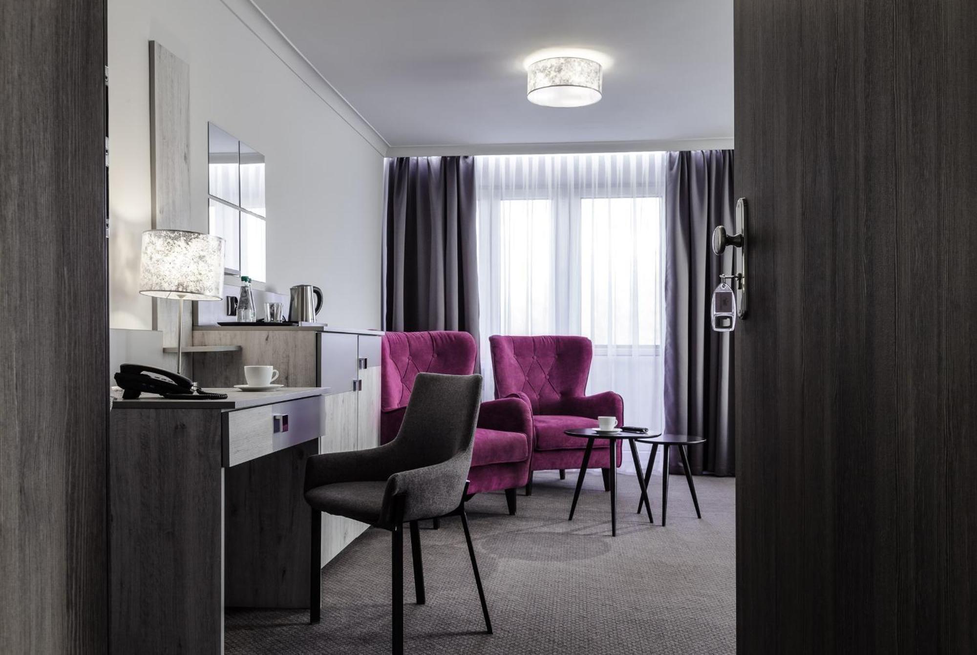 Hotel Cristal Park Tarnow Bagian luar foto