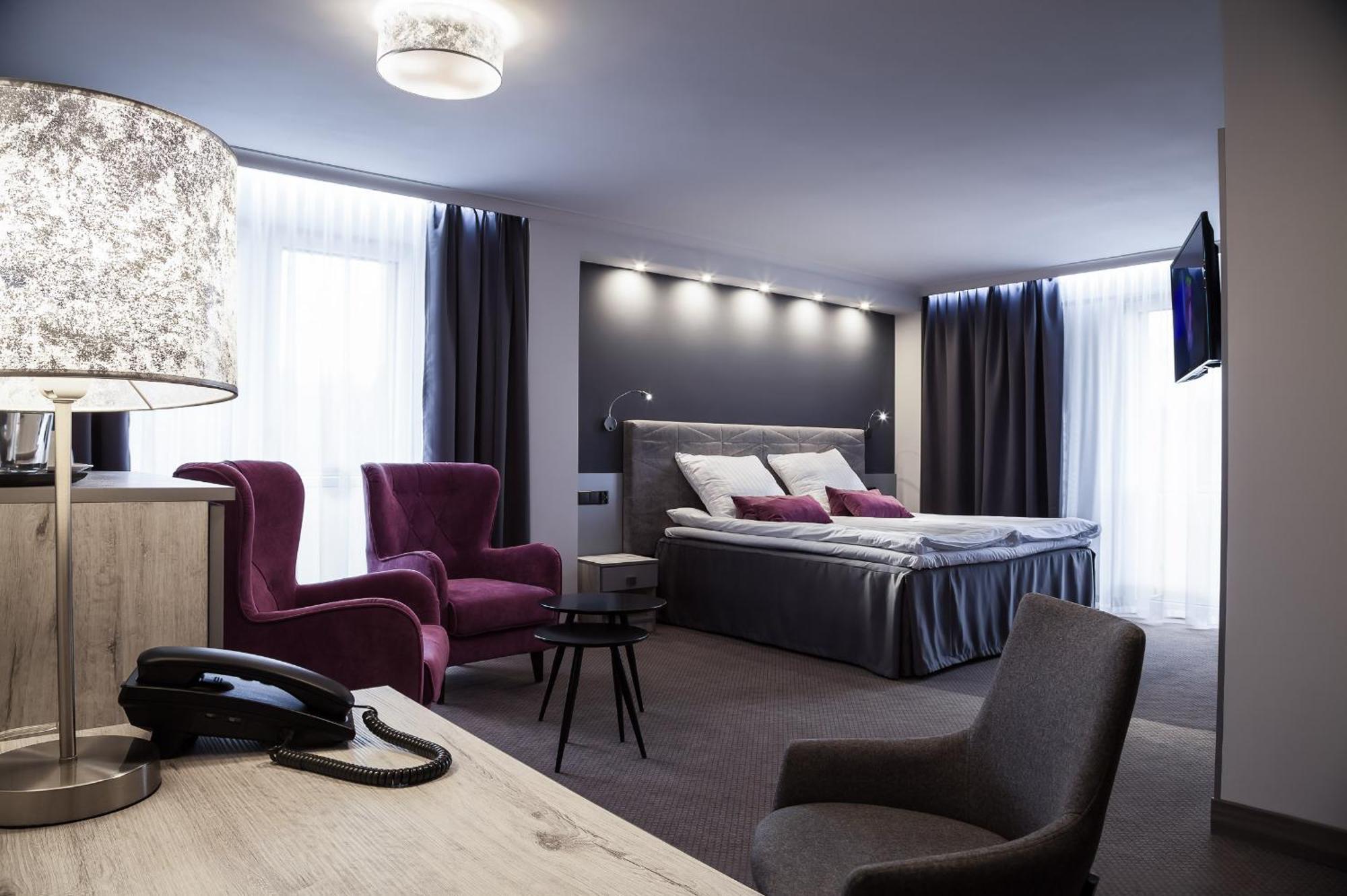 Hotel Cristal Park Tarnow Bagian luar foto