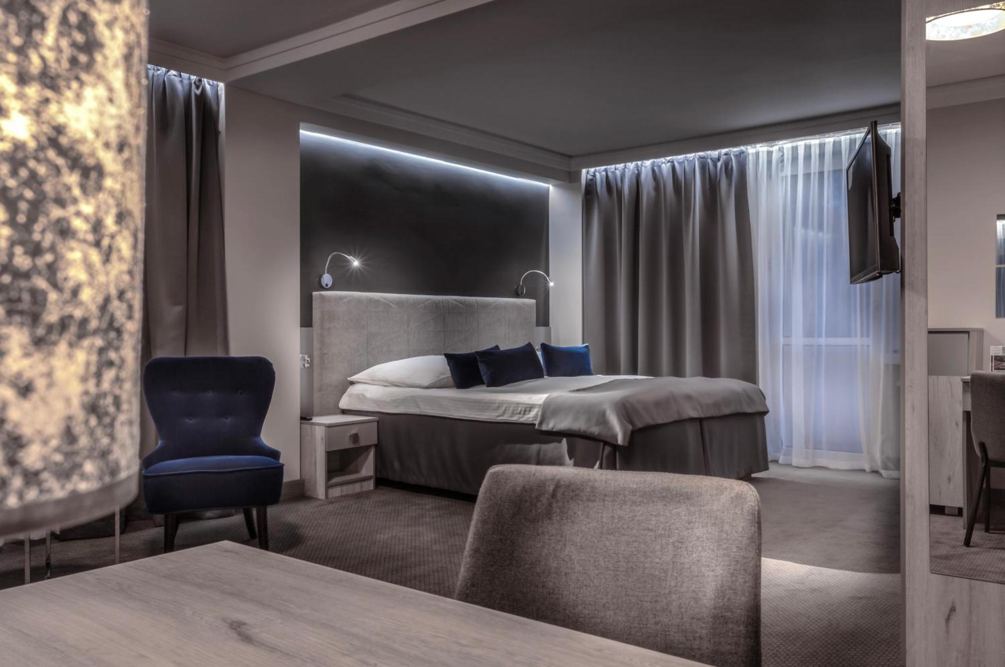 Hotel Cristal Park Tarnow Bagian luar foto