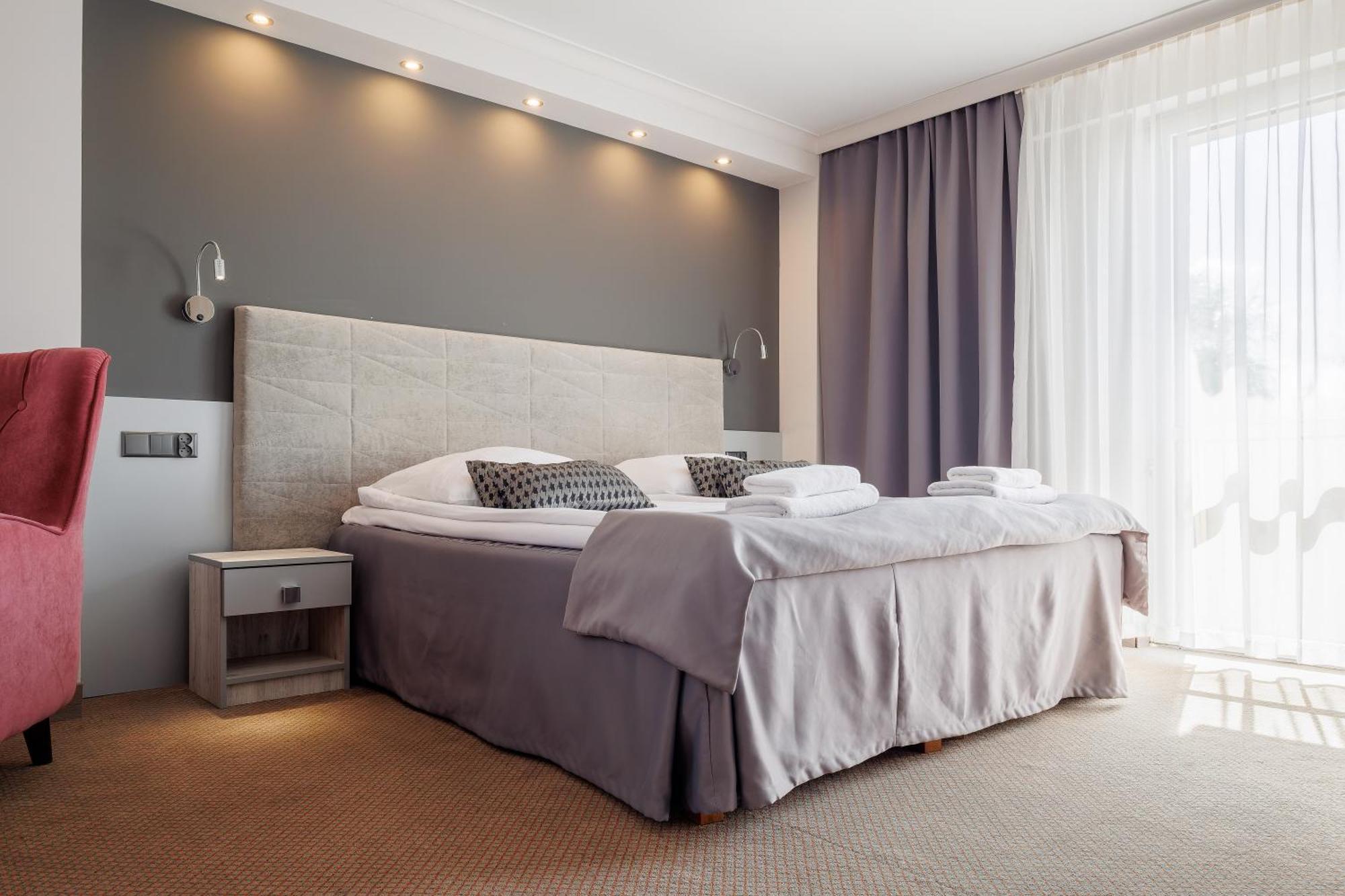 Hotel Cristal Park Tarnow Bagian luar foto