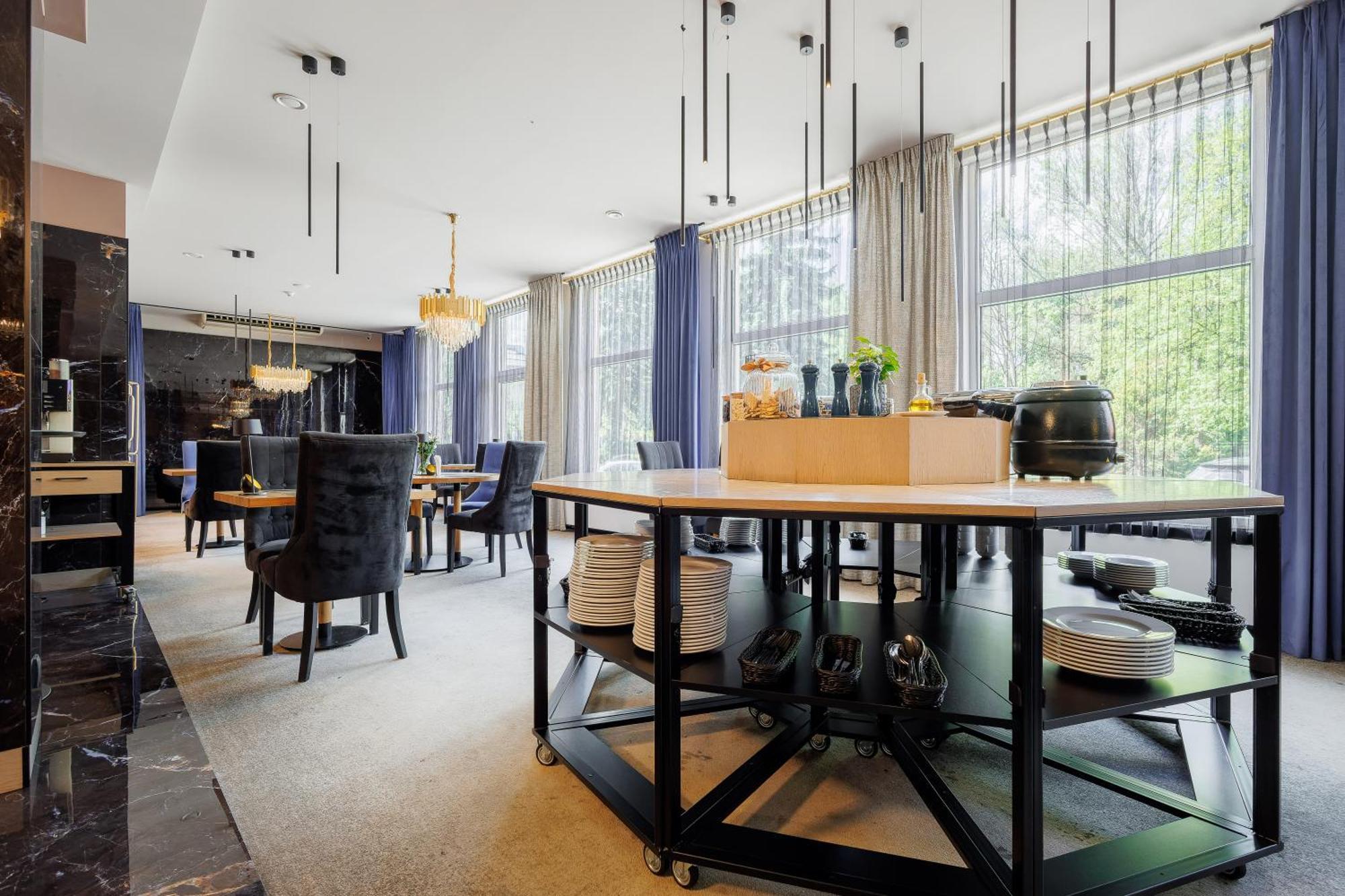Hotel Cristal Park Tarnow Bagian luar foto