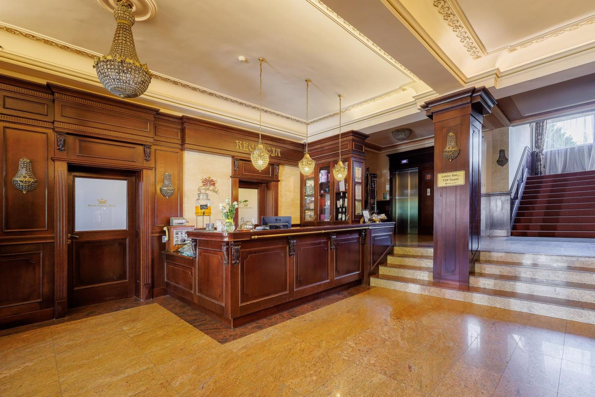 Hotel Cristal Park Tarnow Bagian luar foto