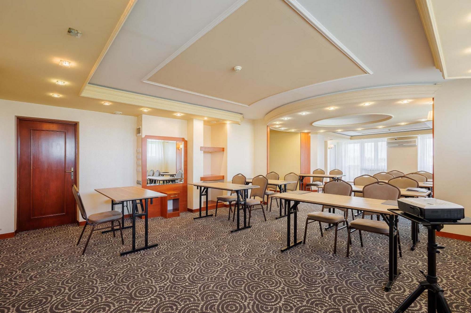 Hotel Cristal Park Tarnow Bagian luar foto