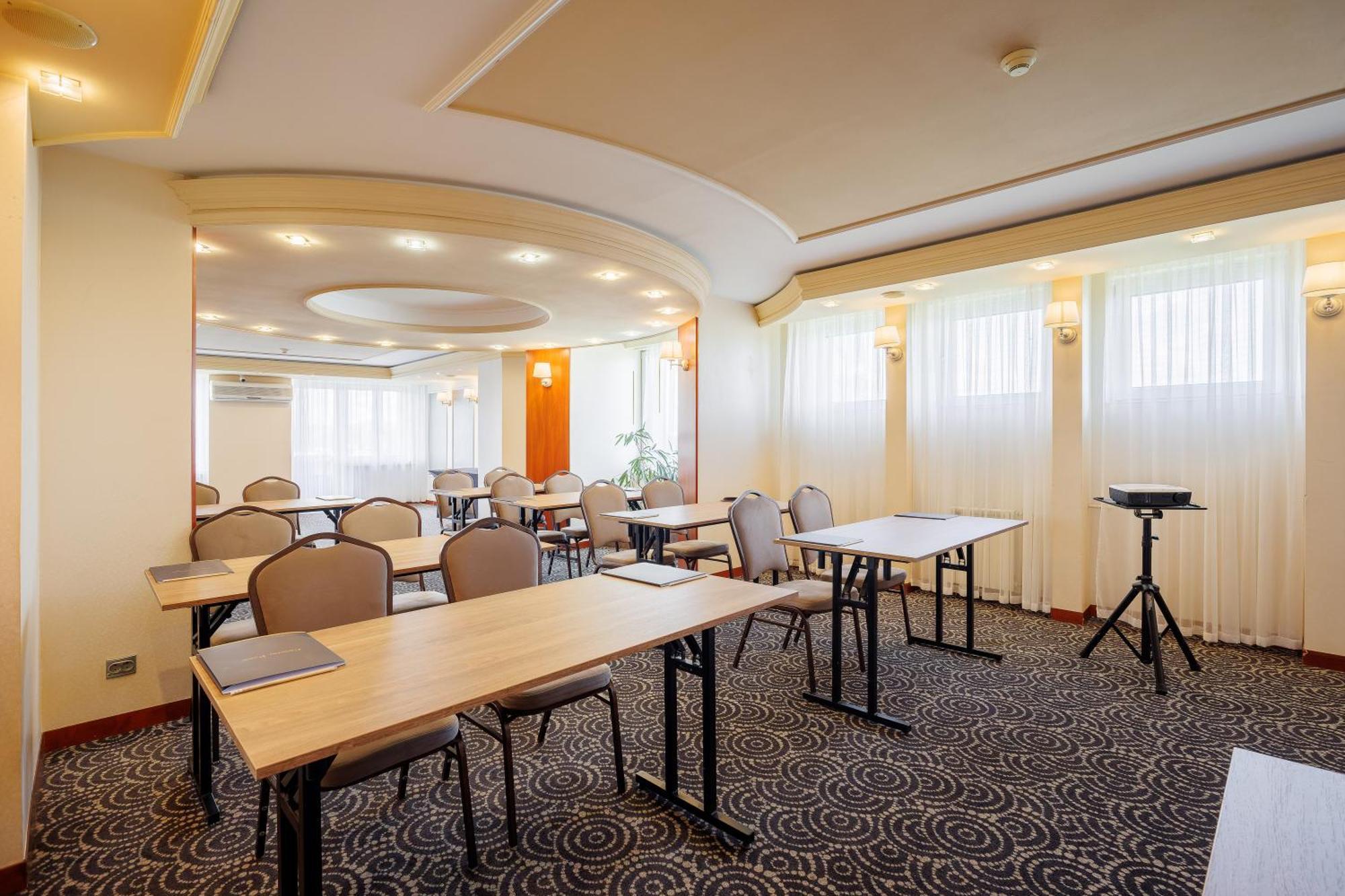 Hotel Cristal Park Tarnow Bagian luar foto