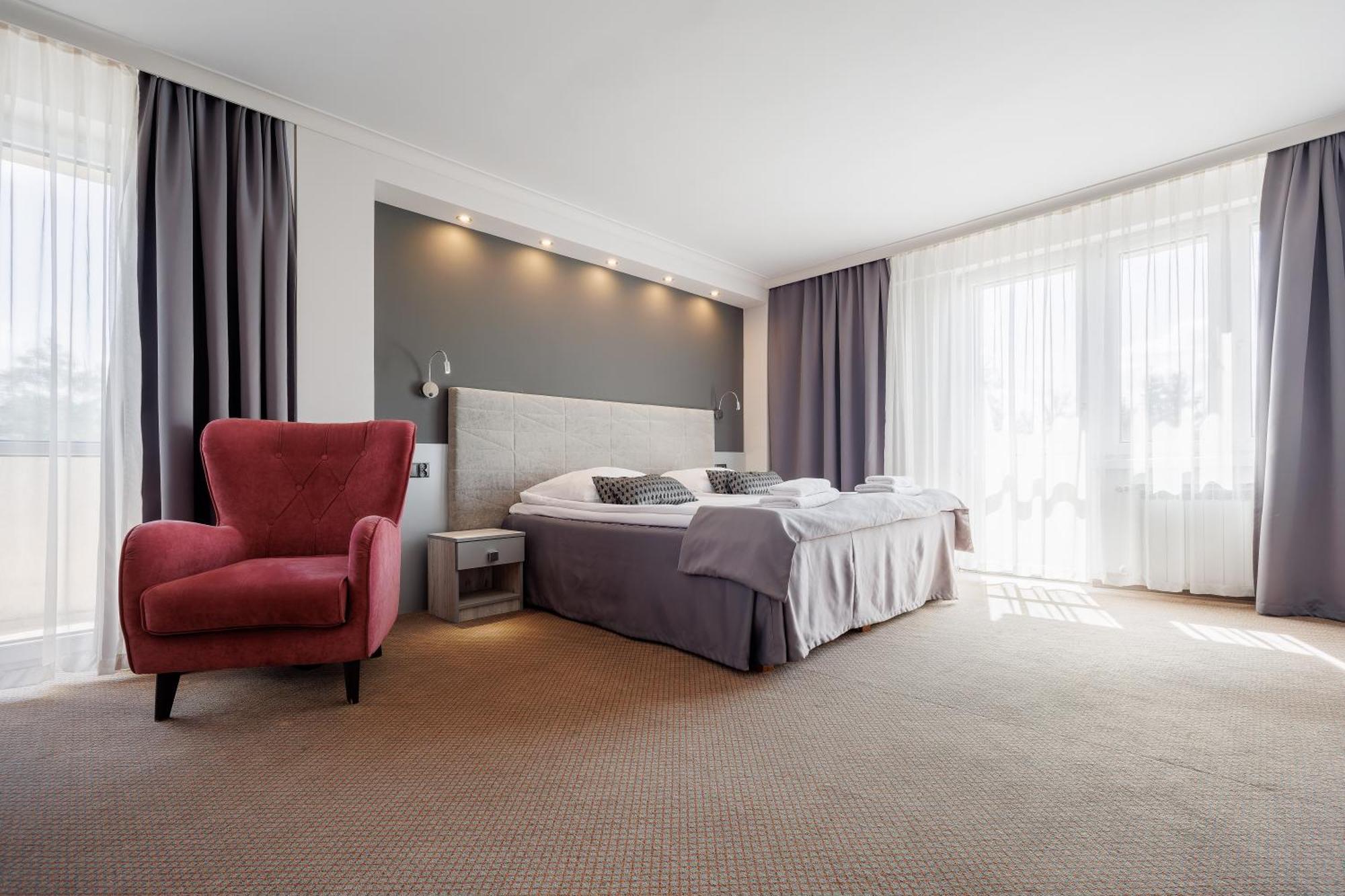 Hotel Cristal Park Tarnow Bagian luar foto