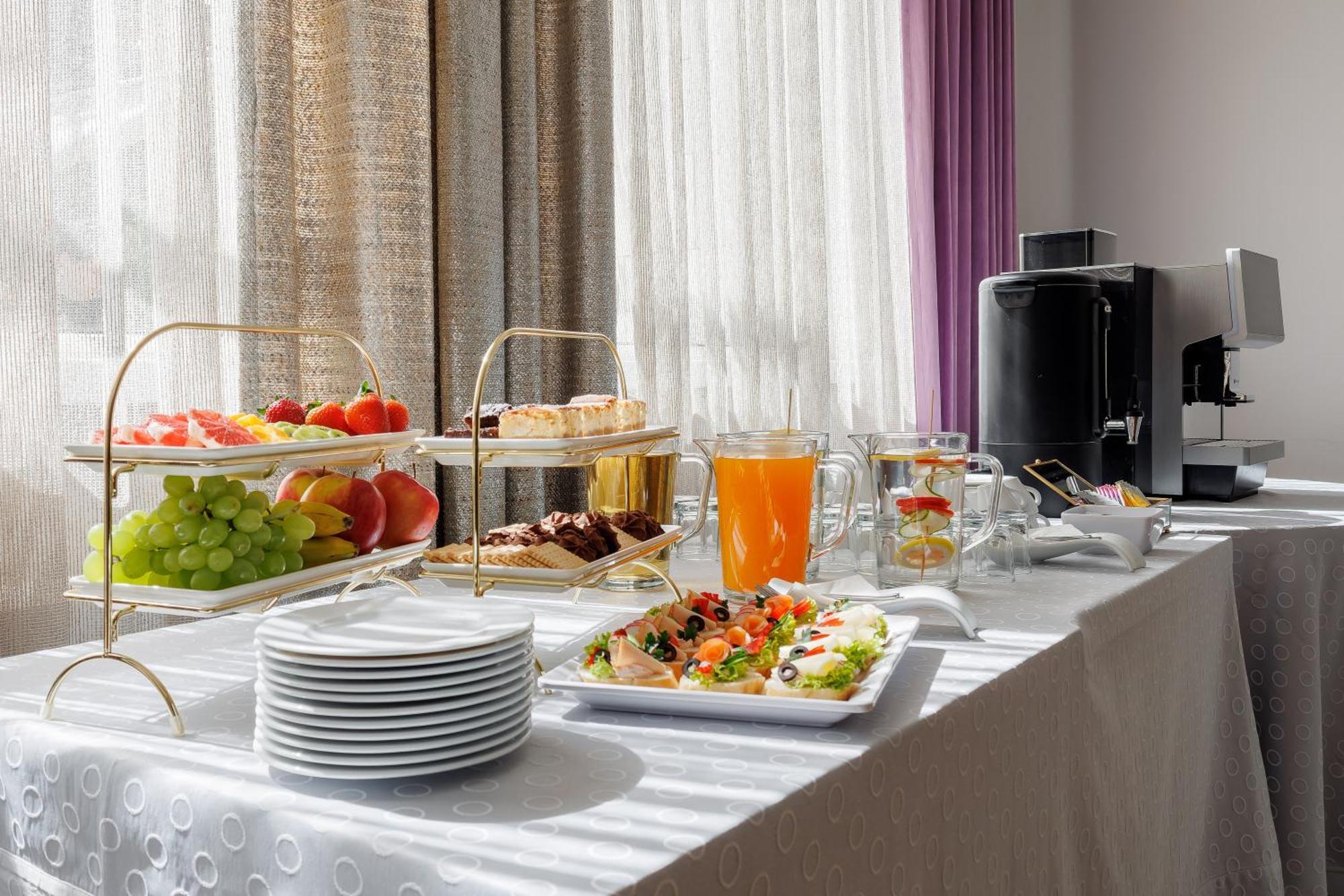 Hotel Cristal Park Tarnow Bagian luar foto
