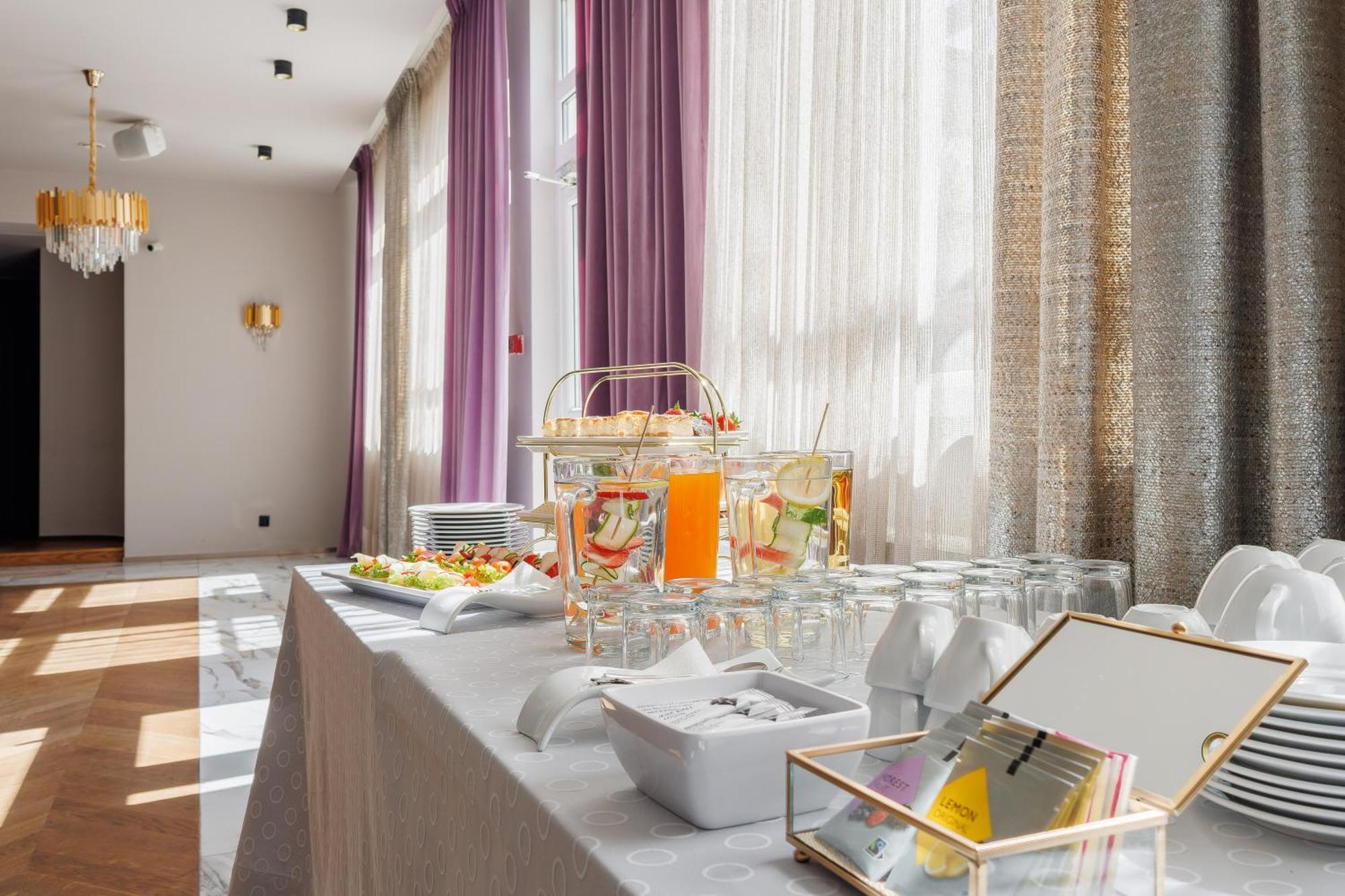Hotel Cristal Park Tarnow Bagian luar foto