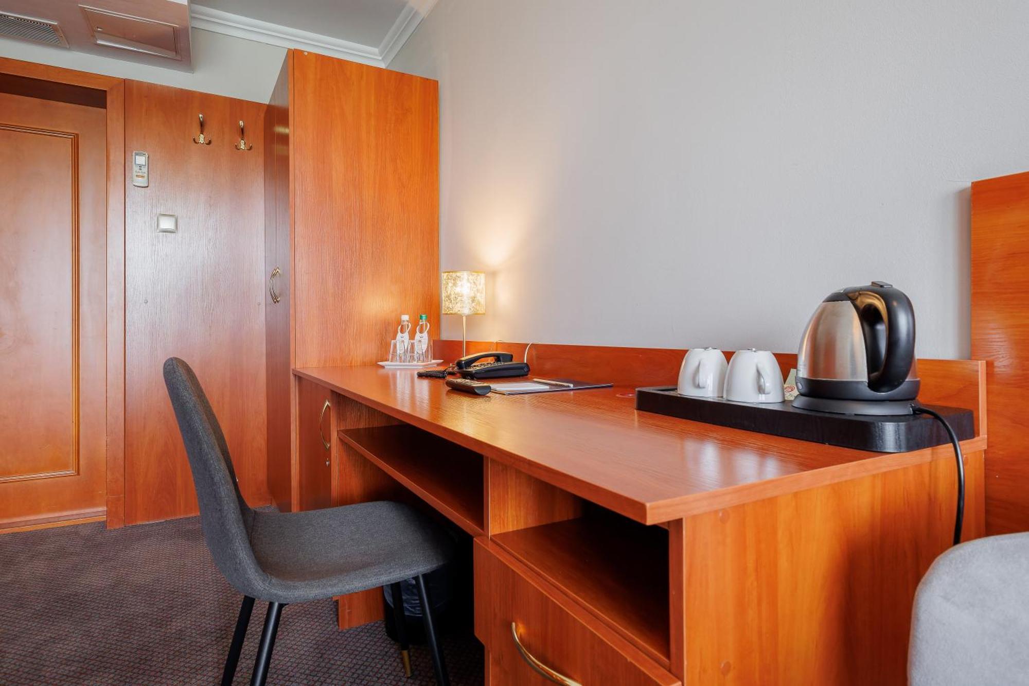 Hotel Cristal Park Tarnow Bagian luar foto