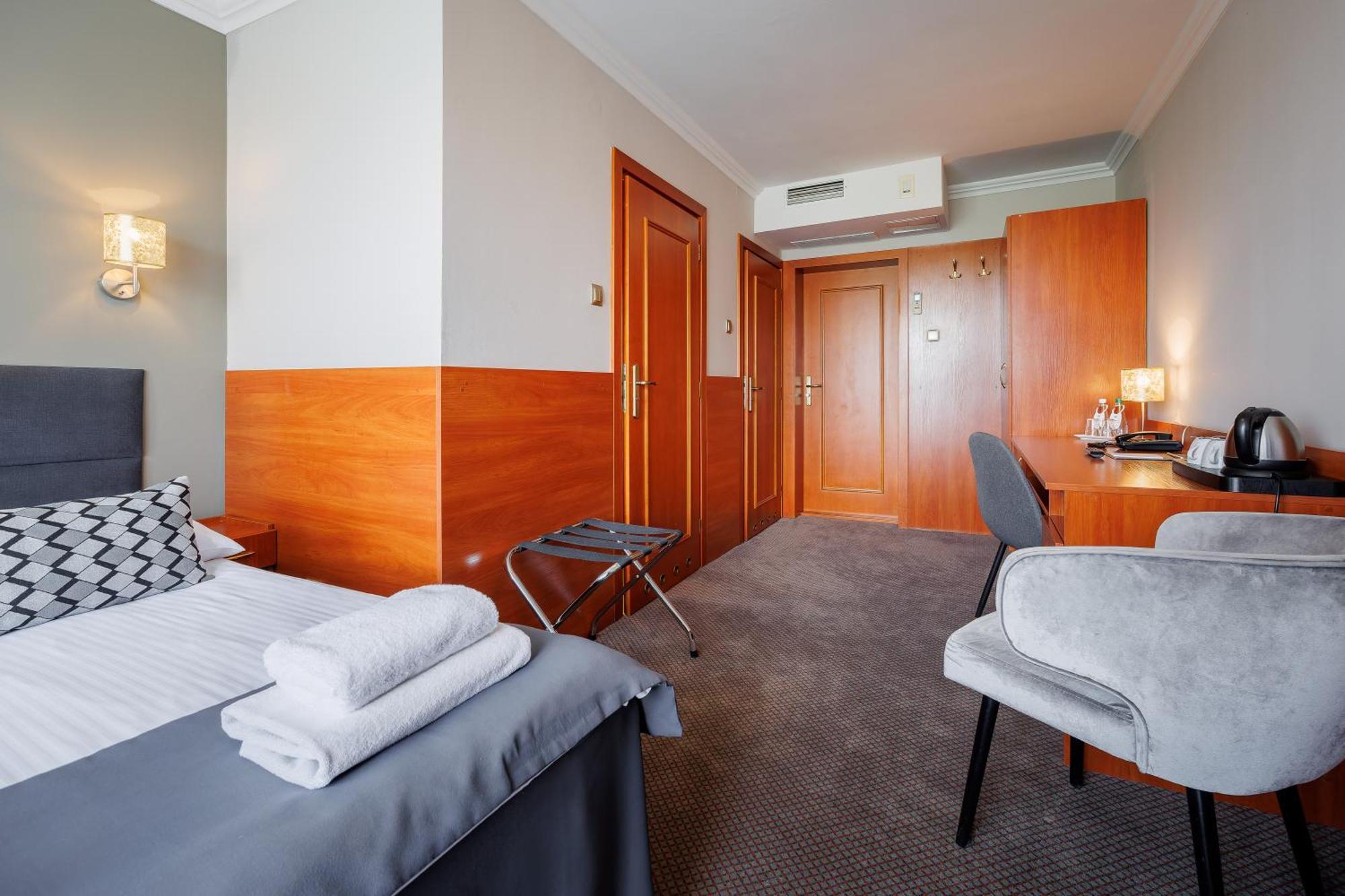 Hotel Cristal Park Tarnow Bagian luar foto