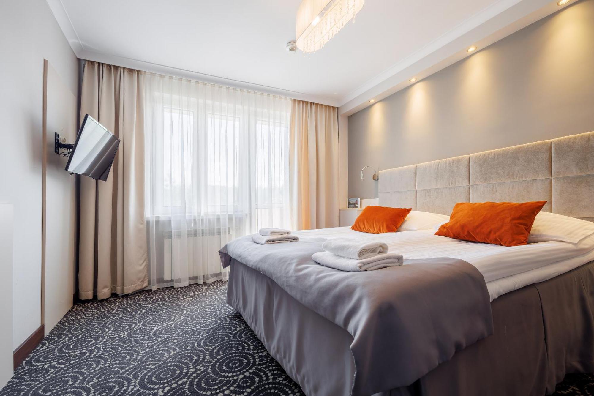 Hotel Cristal Park Tarnow Bagian luar foto