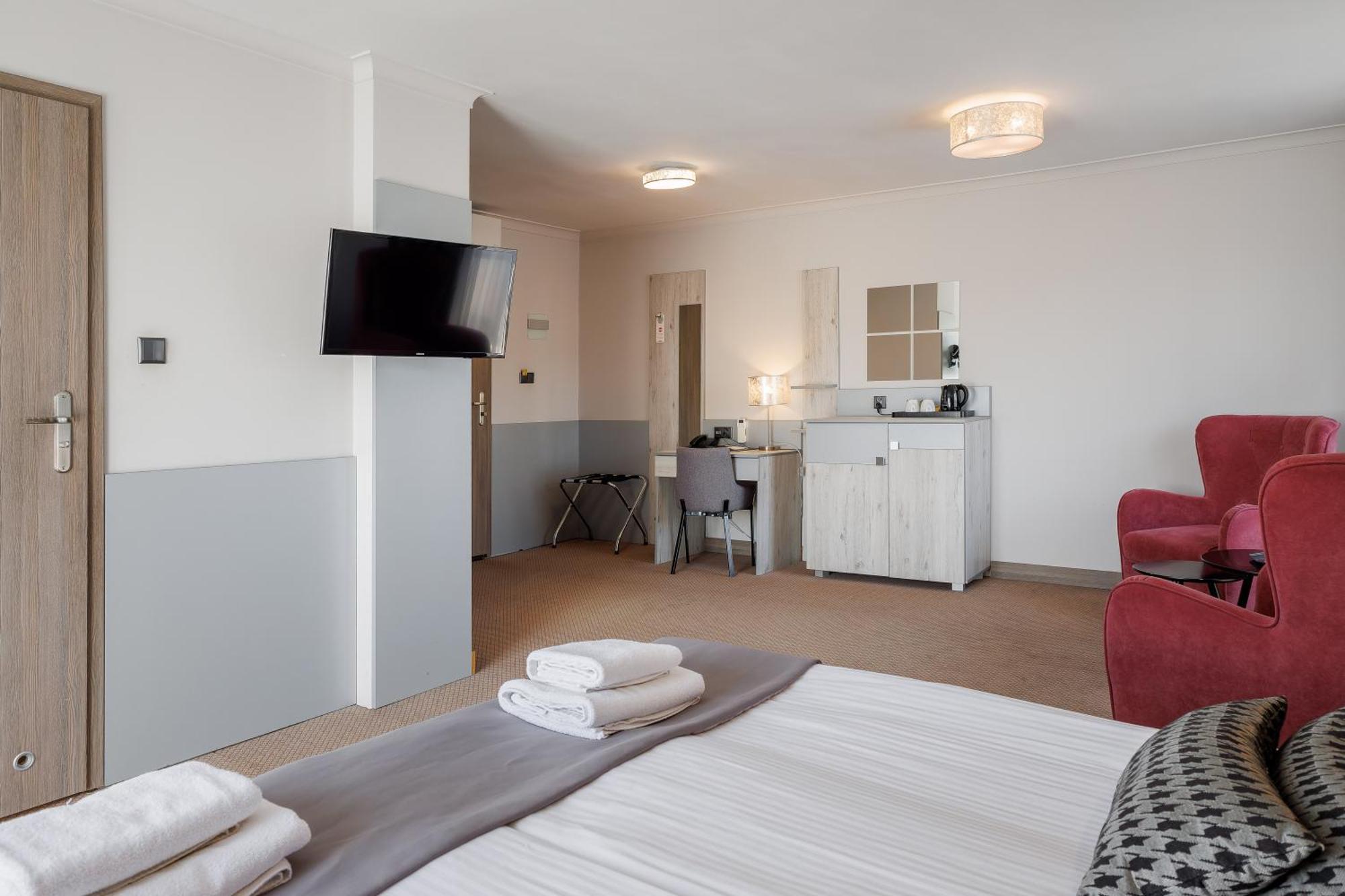 Hotel Cristal Park Tarnow Bagian luar foto