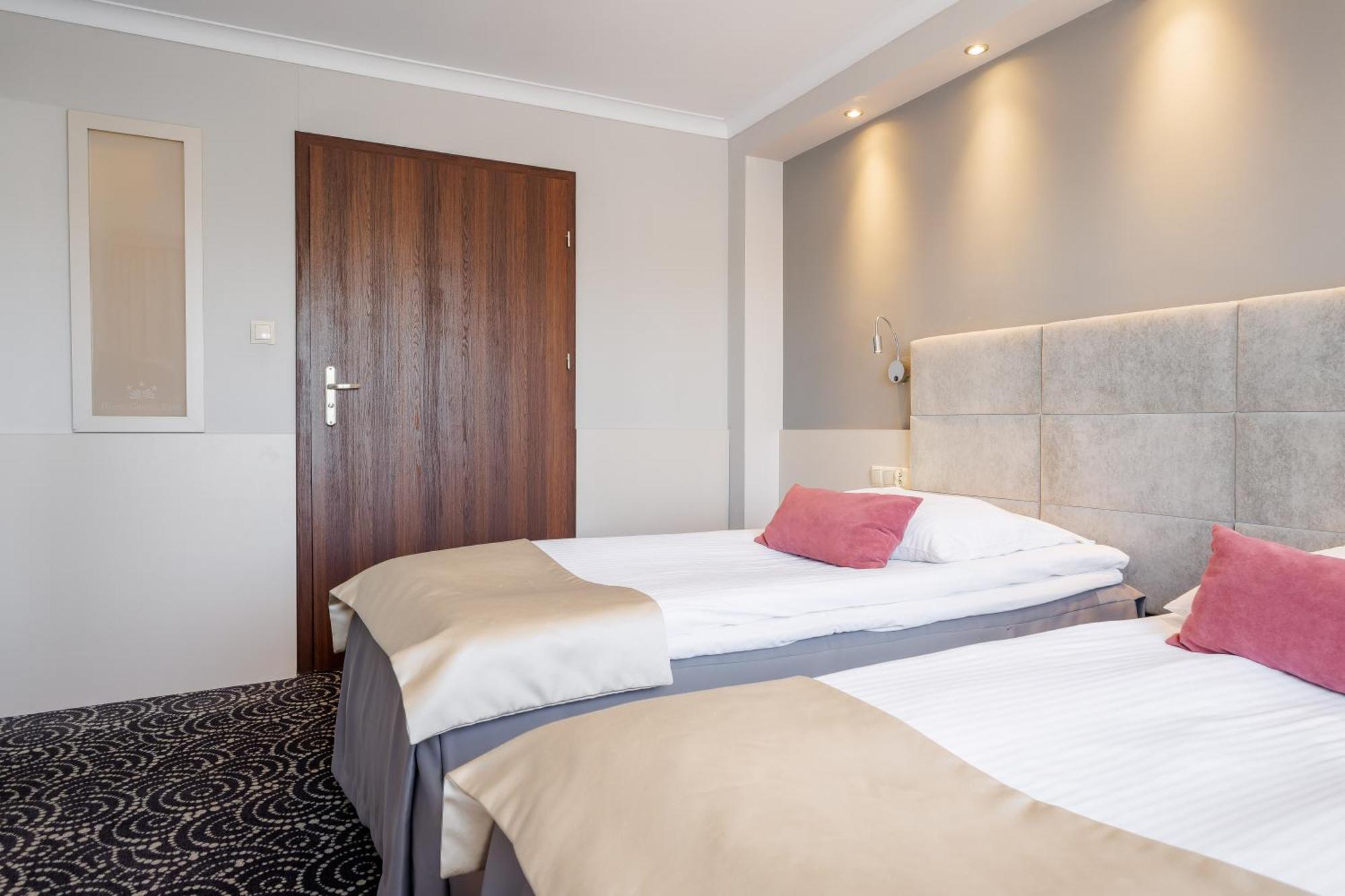 Hotel Cristal Park Tarnow Bagian luar foto