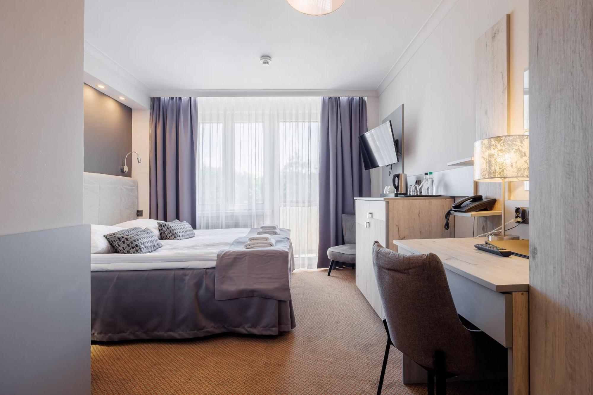 Hotel Cristal Park Tarnow Bagian luar foto