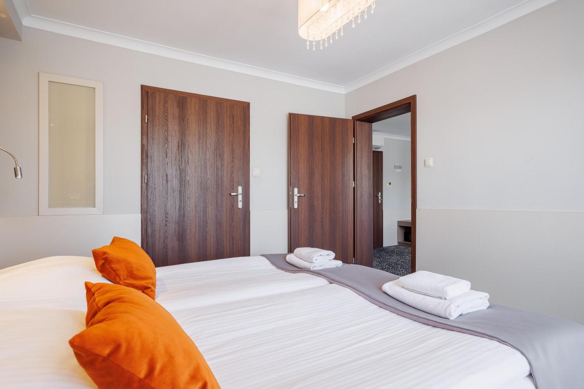 Hotel Cristal Park Tarnow Bagian luar foto