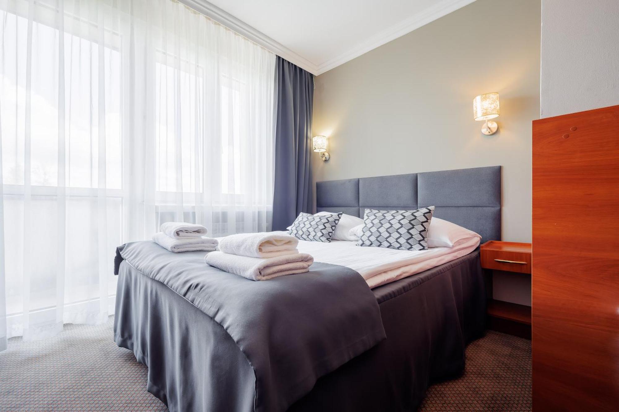 Hotel Cristal Park Tarnow Bagian luar foto