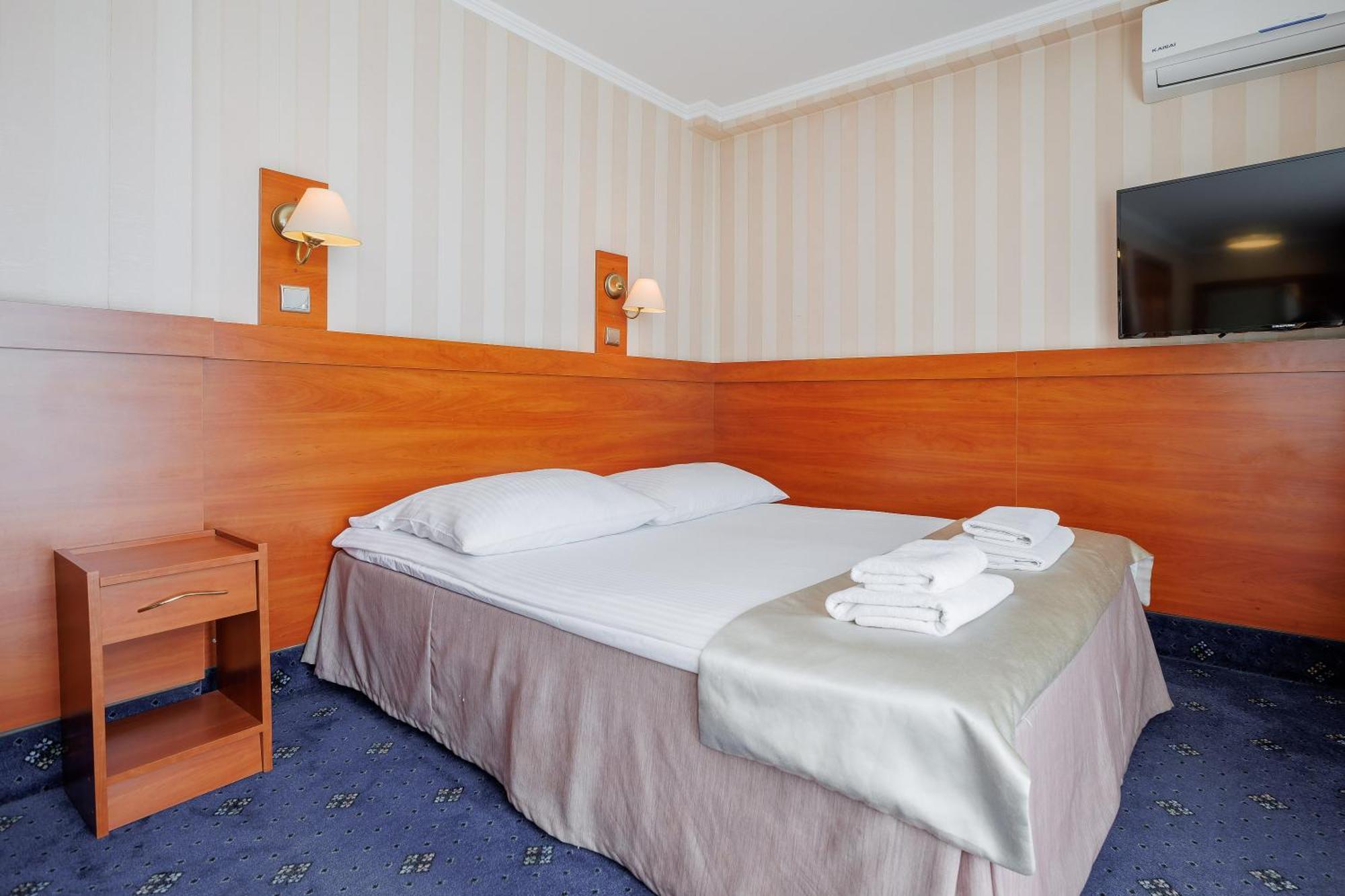 Hotel Cristal Park Tarnow Bagian luar foto
