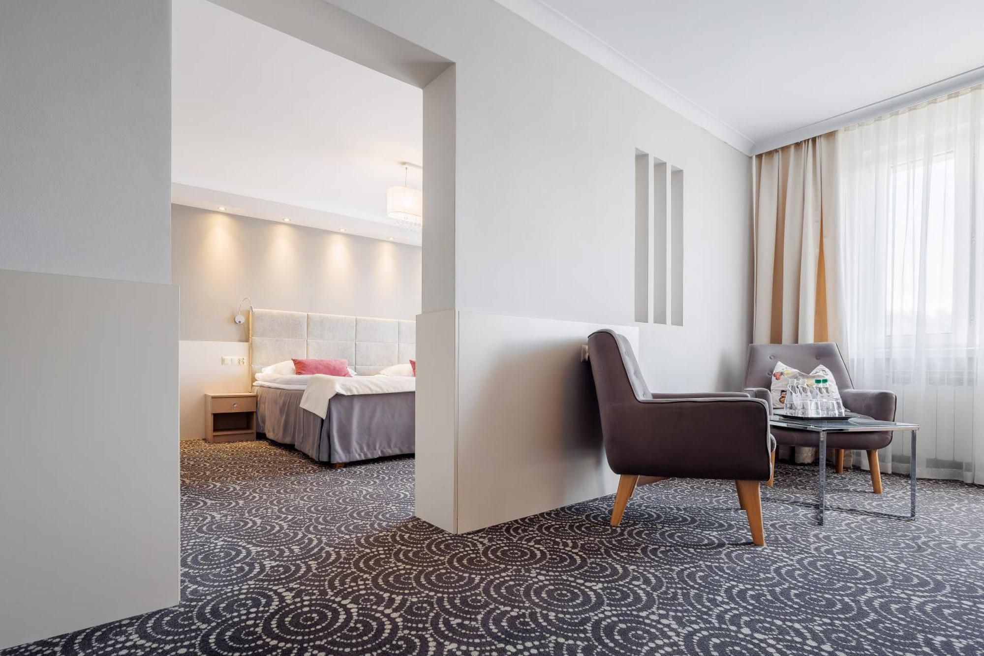 Hotel Cristal Park Tarnow Bagian luar foto
