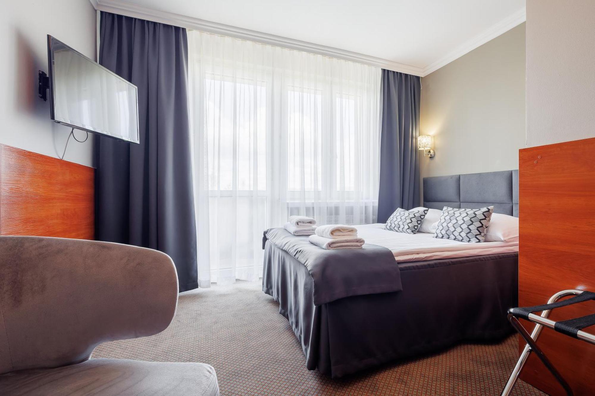 Hotel Cristal Park Tarnow Bagian luar foto