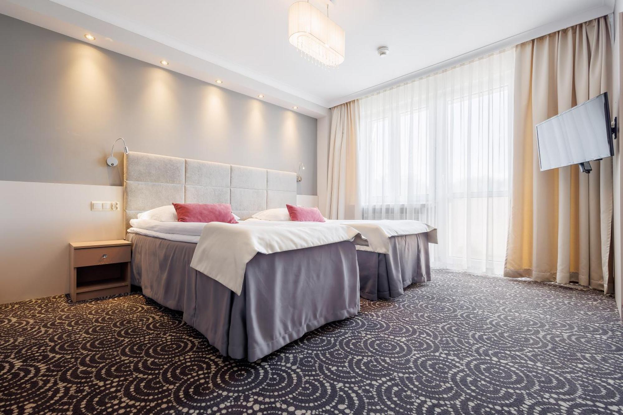 Hotel Cristal Park Tarnow Bagian luar foto
