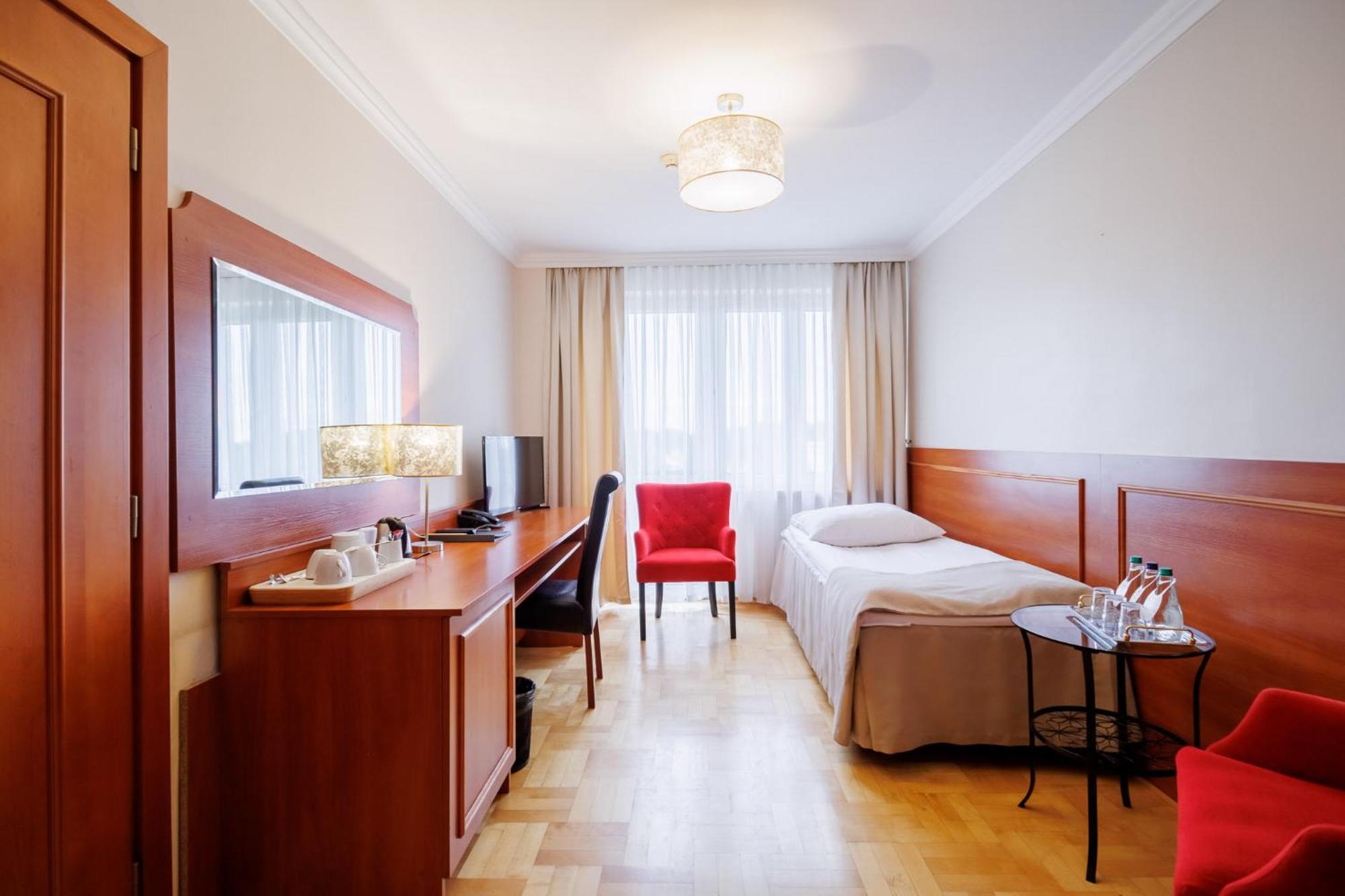 Hotel Cristal Park Tarnow Bagian luar foto