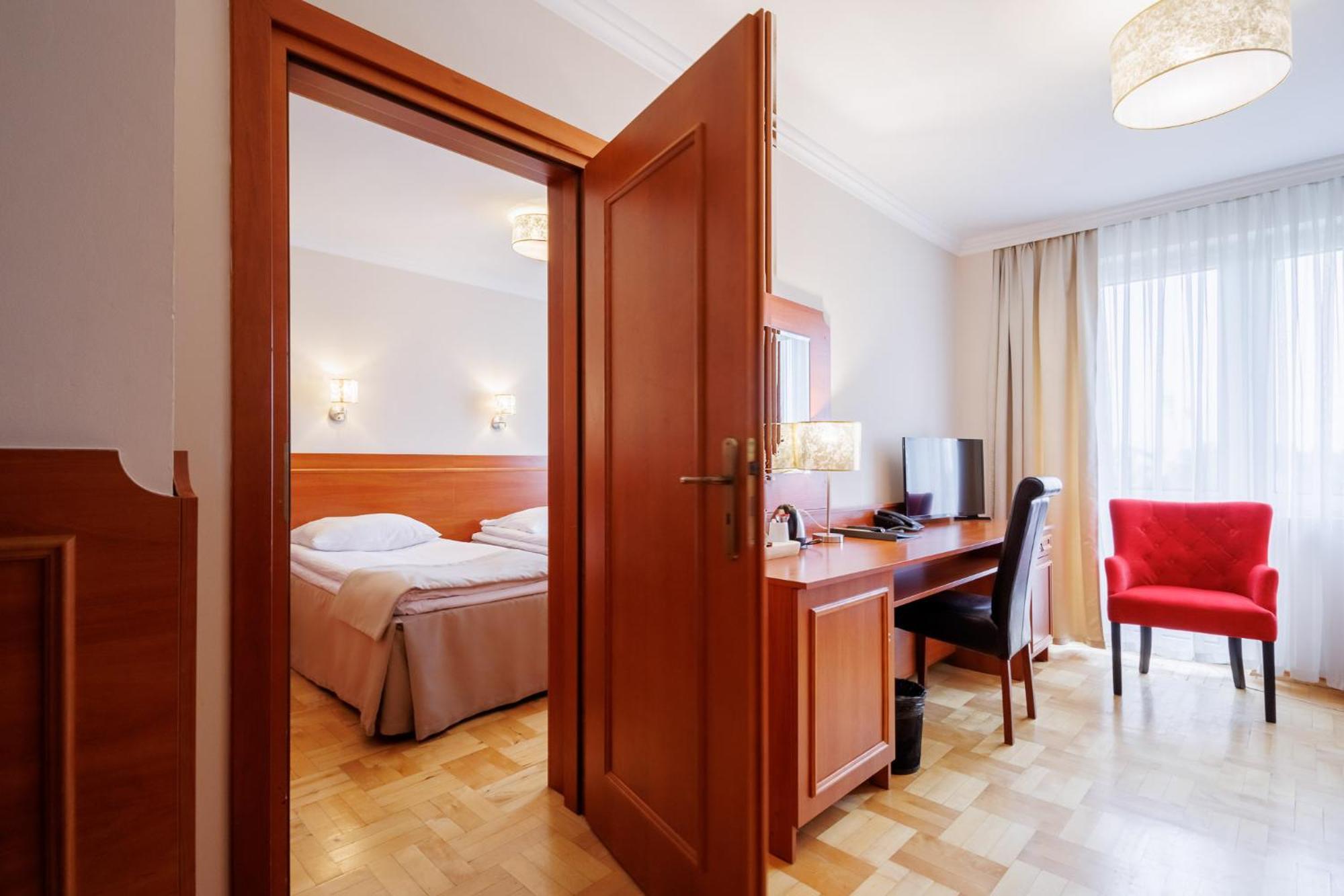Hotel Cristal Park Tarnow Bagian luar foto