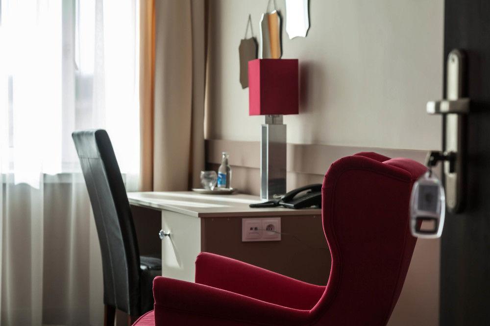 Hotel Cristal Park Tarnow Bagian luar foto