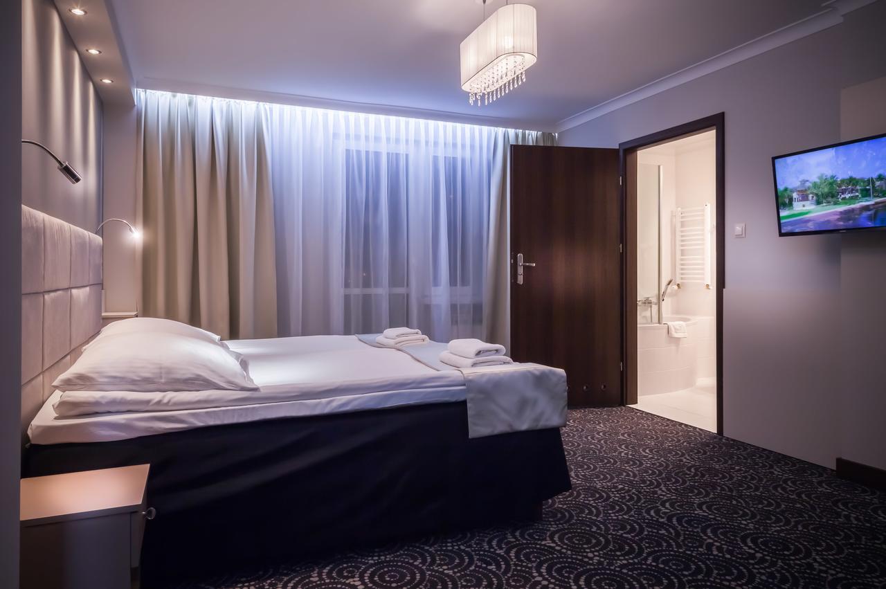 Hotel Cristal Park Tarnow Bagian luar foto