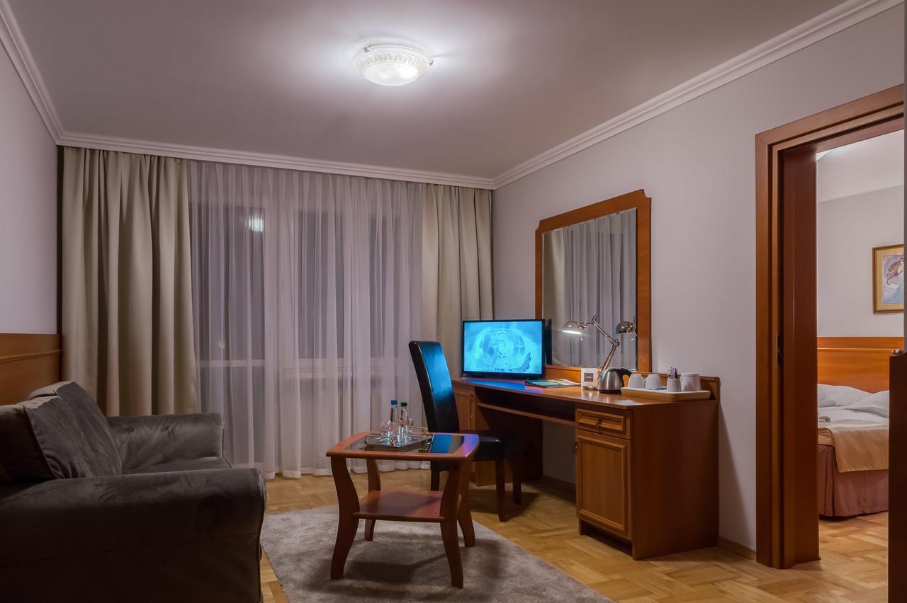 Hotel Cristal Park Tarnow Bagian luar foto