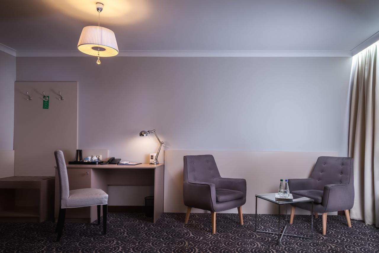 Hotel Cristal Park Tarnow Bagian luar foto