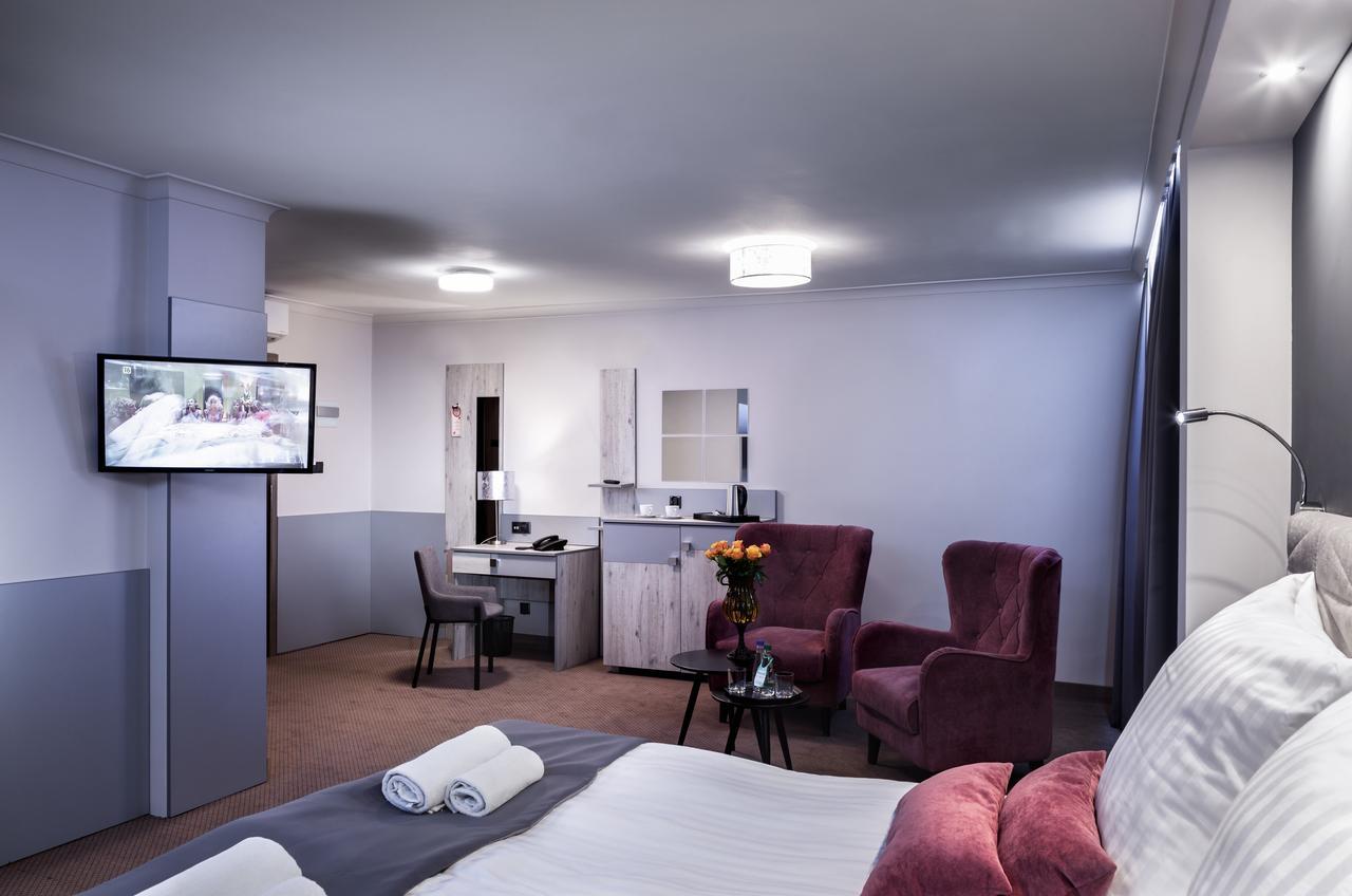 Hotel Cristal Park Tarnow Bagian luar foto
