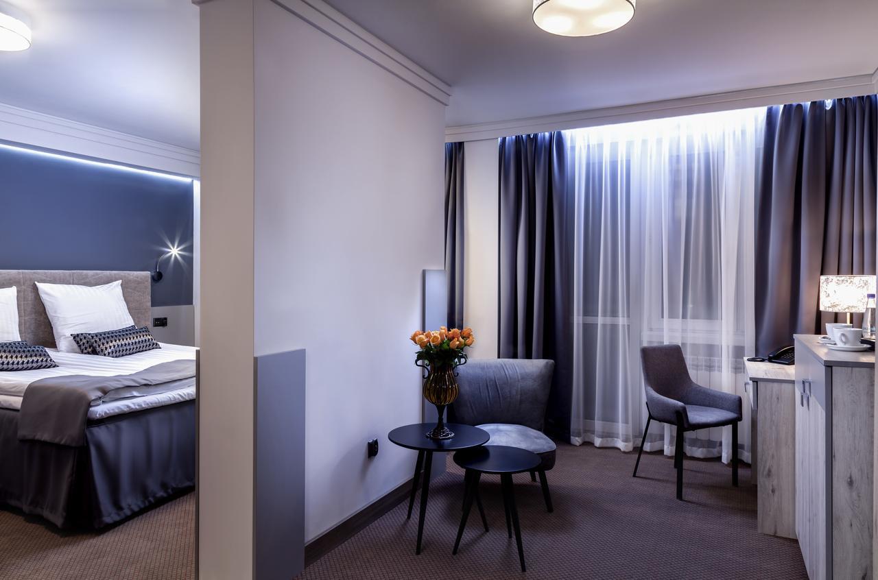 Hotel Cristal Park Tarnow Bagian luar foto
